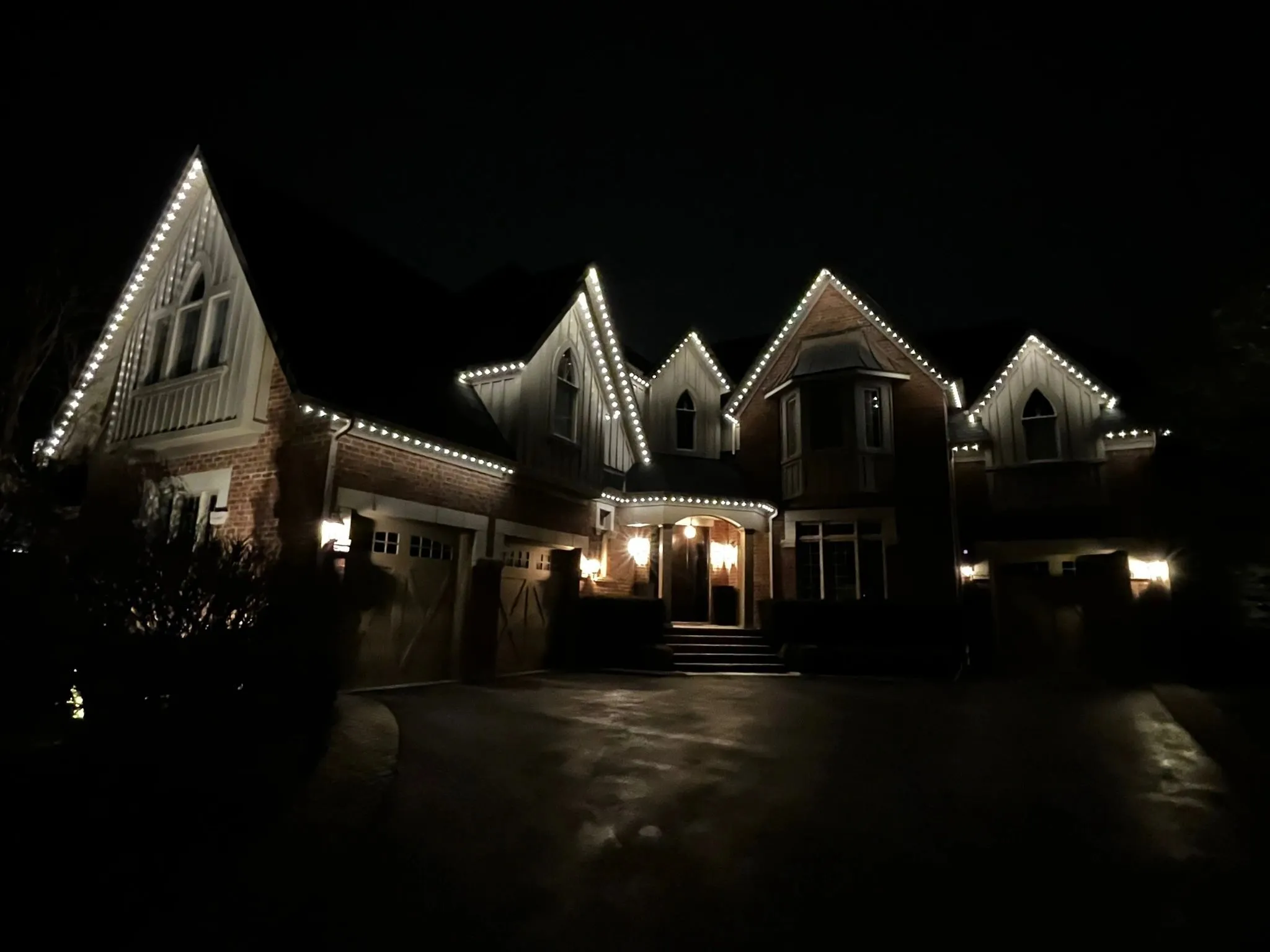 GTA home with smart exterior lighting in cool white installed by Toronto Glow