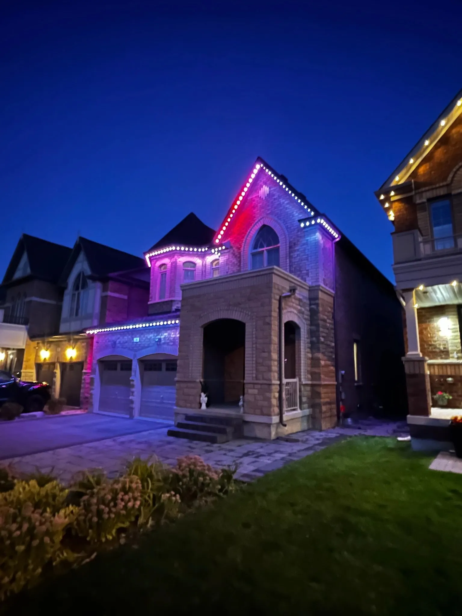 GTA home with smart exterior lighting in blue and pink at night installed by Toronto Glow