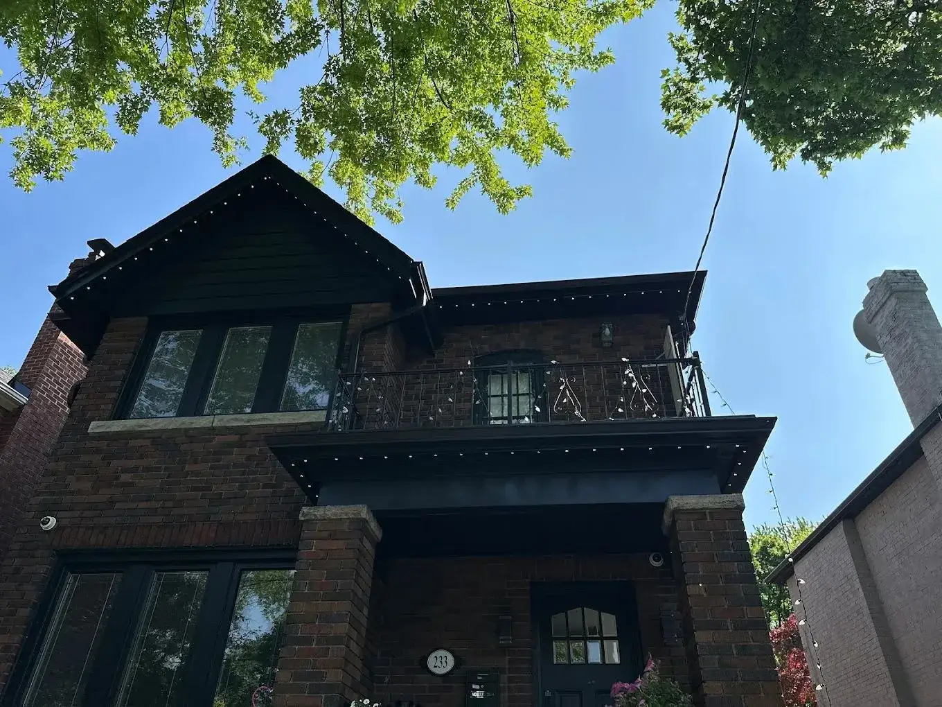 Toronto home with permanent outdoor LED lighting installed by Toronto Glow