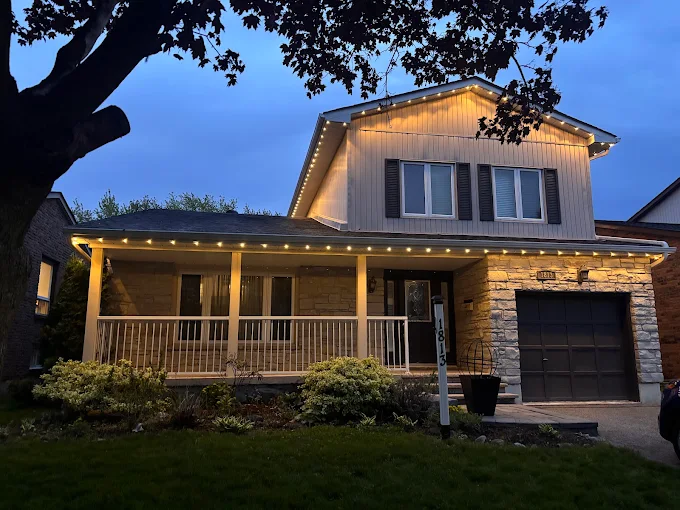 Toronto home with permanent soffit lighting in warm white at dusk installed by Toronto Glow